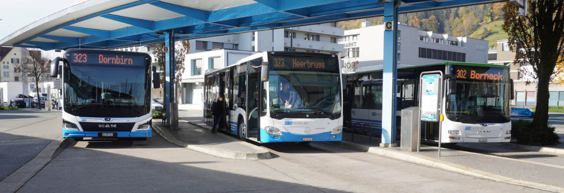 drei Busse stehen am Bahnhof